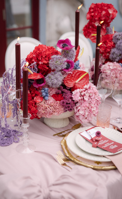 centrepiece with flowers on the table